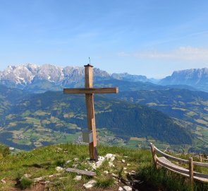 Cross on Tennköpfl, Hochkönig and Tennengebirge in the distance