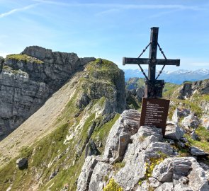 Sankogel Gipfelkreuz, Höllwand in the background