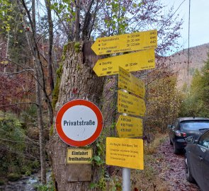 Signpost under the Kremsu spring