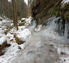 Občas byla zamrzlá i cesta