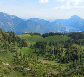 Pohled na Brombergalm z Petergupf, v pozadí Traunsee a Traunstein