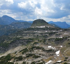 Speikkogel, vlevo za ním Schönberg, vpravo Loser