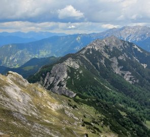 Hirscheck, za ním Hochmölbbing