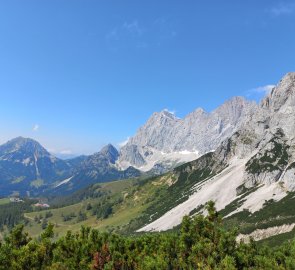 Vlevo Rettenstein, uprostřed Torstein, Mitterspitz a Hoher Dachstein