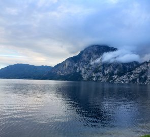 Ranní mlhy nad Traunsee