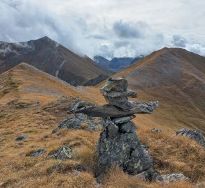 Kříž z kamenů na vrcholu Schönfeldspitz