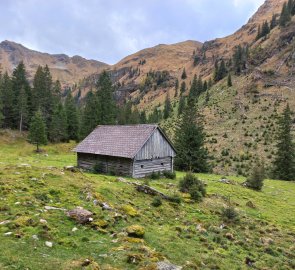 Orientační bod - polorozpadlá chata u potoka Siebenhüttentalbach