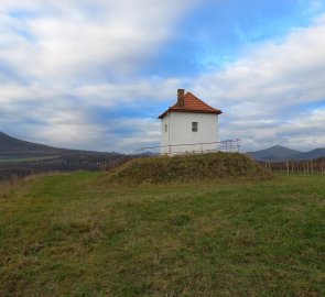 Vineyard house on Mala Vendula, Lovoš in the background