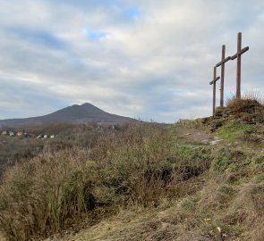 Tříkřížový vrch a Lovoš