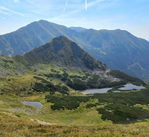 Jezera Krugseen, za nimi Krugspitze a Sonntagkogel