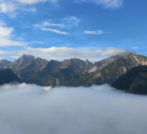 Ranní pohled na Haller Mauern nad mlhou