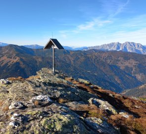 Hühnereck vrchol, v dálce Dachstein a Grimming