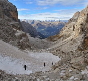 Sestup po zbytku ledovce  pod sedlem Bocca di Brenta