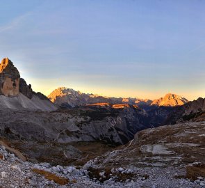 Východ slunce u Tre Cime v Dolomitech