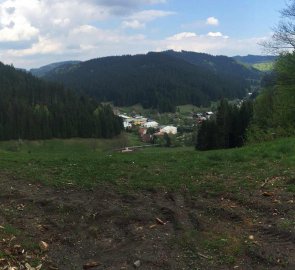 Pohled na Leskové ve Velkých Karlovicích, nyní po asfaltce do hotelu Galík