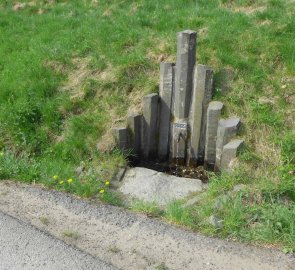 Pramen vody kousek za parkovištěm směrem na hřbitov