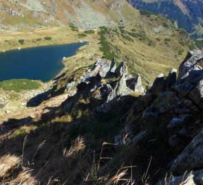 Pohled z prudkého svahu na Mittlerer Kaltenbachsee