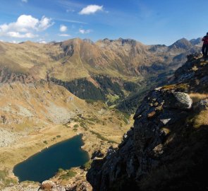 Pohled z hřebene k Denecku na prostřední jezero