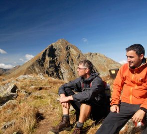 Vrchol hory Schafspitze 2 310 m n. m., v pozadí hora Deneck