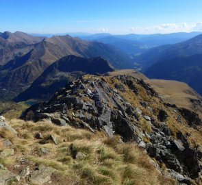 Pohled z hory Deneck směrem na Sölkpass a nejvyššíhoru Wölzkých Taur - Rettelkirchspitze