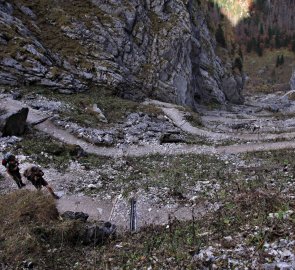 Prudký výšlap ve úžlabině mezi horami Simetsberg 1 883 m n. m. a Gjaidkopf 2 268 m n. m.