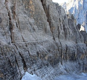 Ten podélný zářez ve stěně je Alpinisteig