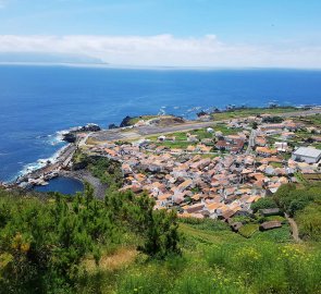 Pohled na vesnici Vila do Corvo s letištěm, v dálce ostrov Flores