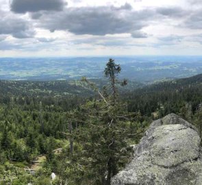 4. den - Strážné > Plešné jezero - Pohled z Třístoličníku směrem do Německa