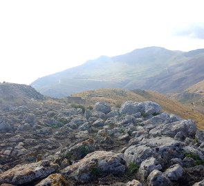 Poslední část cesty pod vrcholem hory Monte Monaco, kde se těžil asi těžil kámen