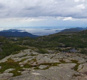 Žulové desky cestou na vyhlídku Preikestolen