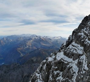 Sestup z jižního vrcholu Watzmannu. Dole Öbersee a Königsee.