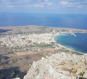 Pohled od vrcholového kříže hroy Monte Monaco na vesnici San Vito lo Capo