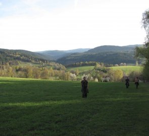 Cesta nad vesnicí Opolenec, v pozadí hora Křemelná