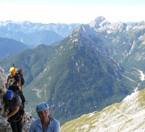 Na hlavním hřebeni, v pozadí Bavški Grintavec