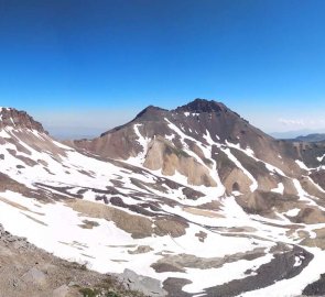 Pohled na další vrcholy hory Aragats