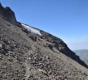 Descent to the saddle between the peaks on a narrow trail