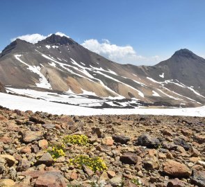 Pohled ze sedla na nejvyšší vrchol hory Aragats