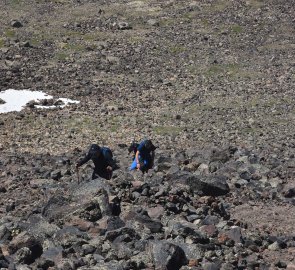 The ascent to the western summit is not quite easy, it is still on stones