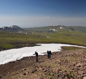 Ve střední části výstupu, v pozadí jezero Kari