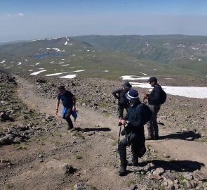 Even in the upper parts of the southern peak there is a wide trail