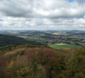 Pohled z rozhledny směrem na Louňovice pod Blaníkem