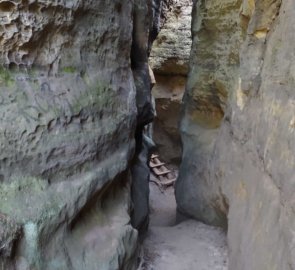 Velmi úzké průchody ve skalním městě Bludiště