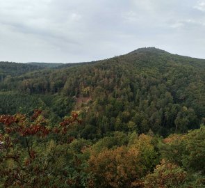 Výhled z Břestecké skály na Chřiby