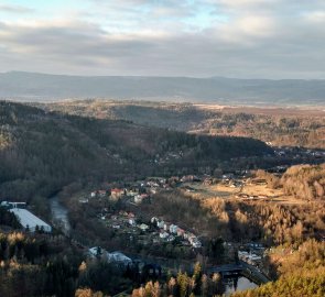 Pohled na Krušné hory a obec Kyselka