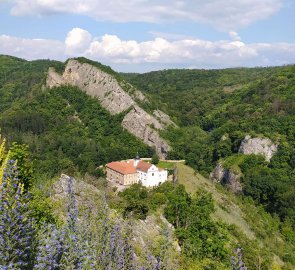 Vyhlídka na klášter ve Svatém Janu od Skalou