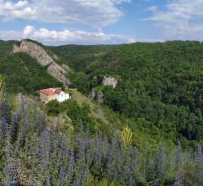 Panoramatická vyhlídka na klášter ve Svatém Janu od Skalou