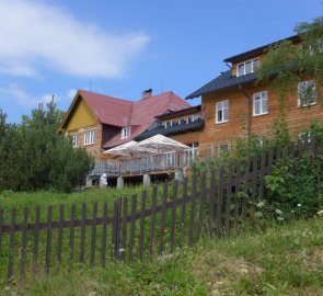 Horský hotel Charbulák v Beskydech - pohled na zahradu před hotelem