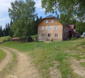 Horský hotel Charbulák v Beskydech - pohled od pískoviště z východní strany