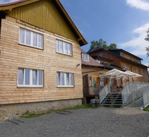 Horský hotel Charbulák v Beskydech - pohled od pískoviště - pohled na terasu