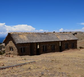 Opuštěná budova na ostrově Isla del Sol